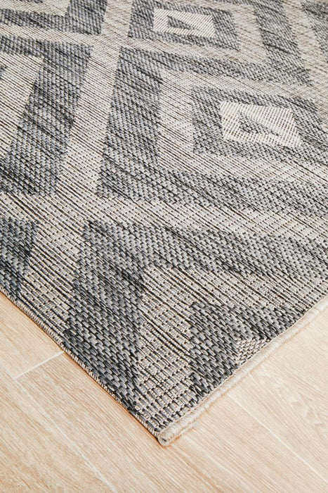 Tildonk Black Diamond Triangle Indoor/Outdoor Contemporary Rug, Rugs, Ozark Home 