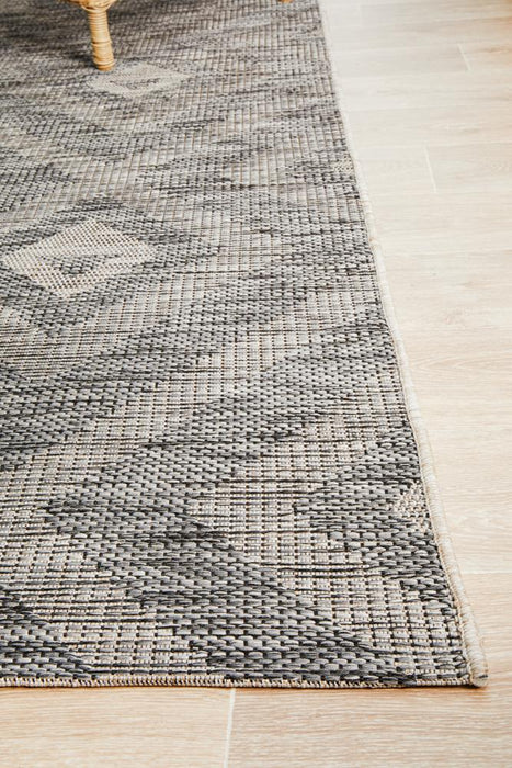 Tildonk Black Diamond Triangle Indoor/Outdoor Contemporary Rug, Rugs, Ozark Home 